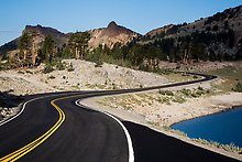 Lassen Peak Highway. Lassen Volcanic National Park.  ( )