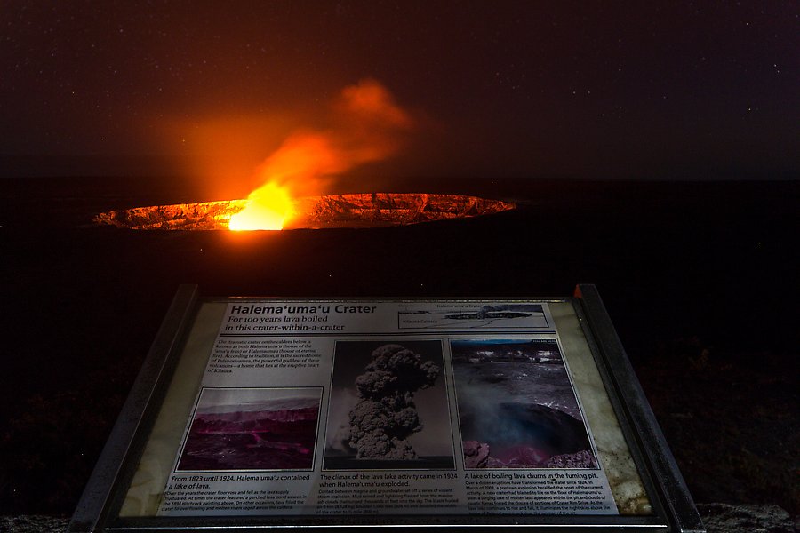 Halemaumau crater. Hawaii Volcanoes National Park.  ()