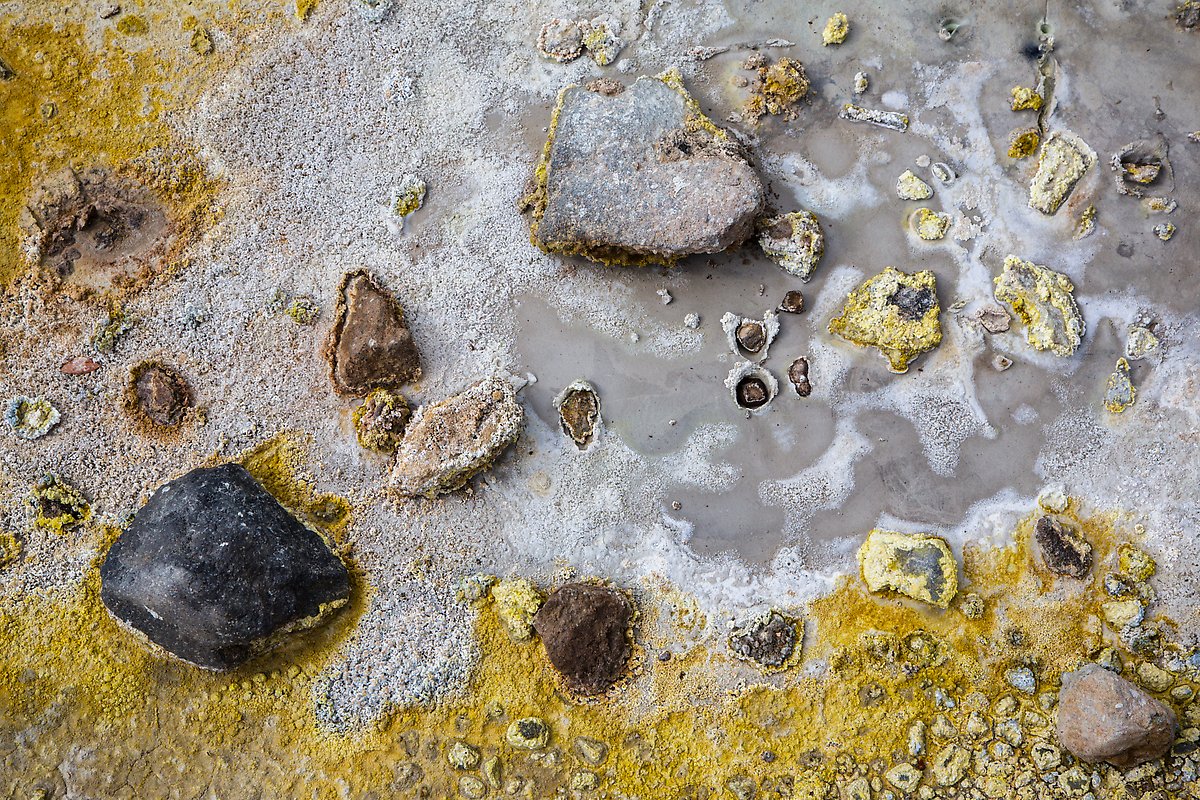Sulfur deposits and mud. Lassen Volcanic National Park.  ()
