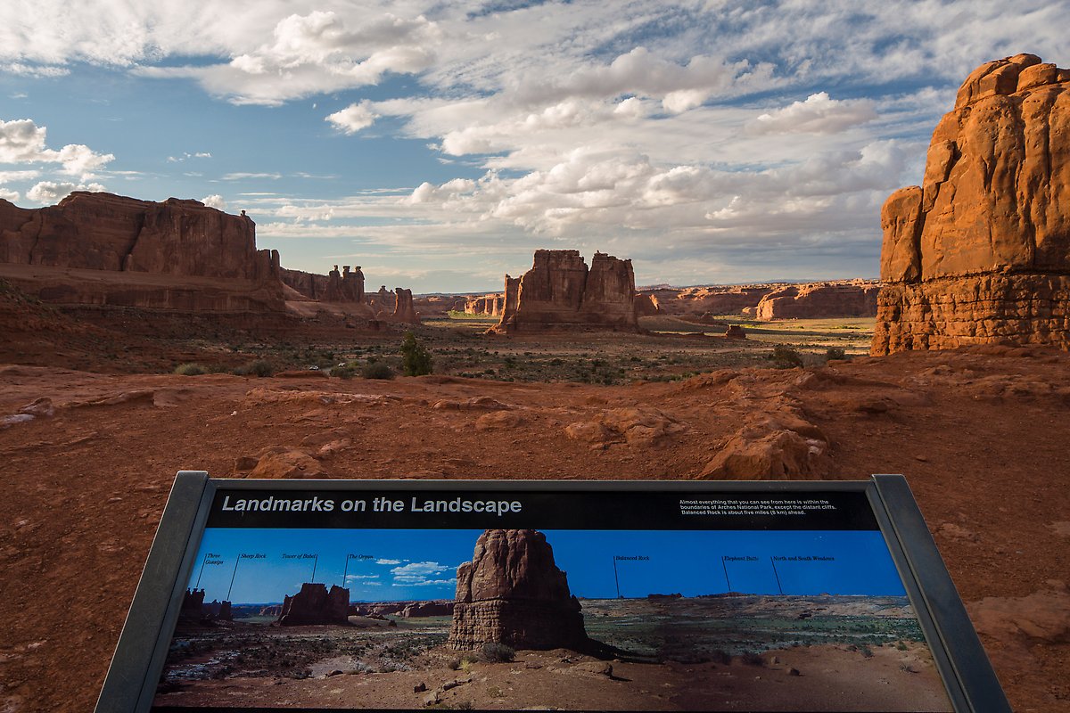 Courthouse towers. Arches National Park.  ()