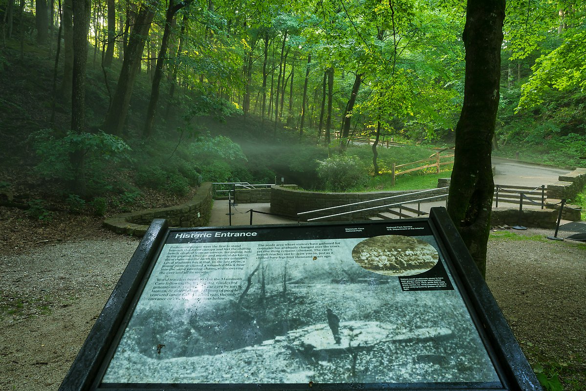 Historic entrance. Mammoth Cave National Park.  ()